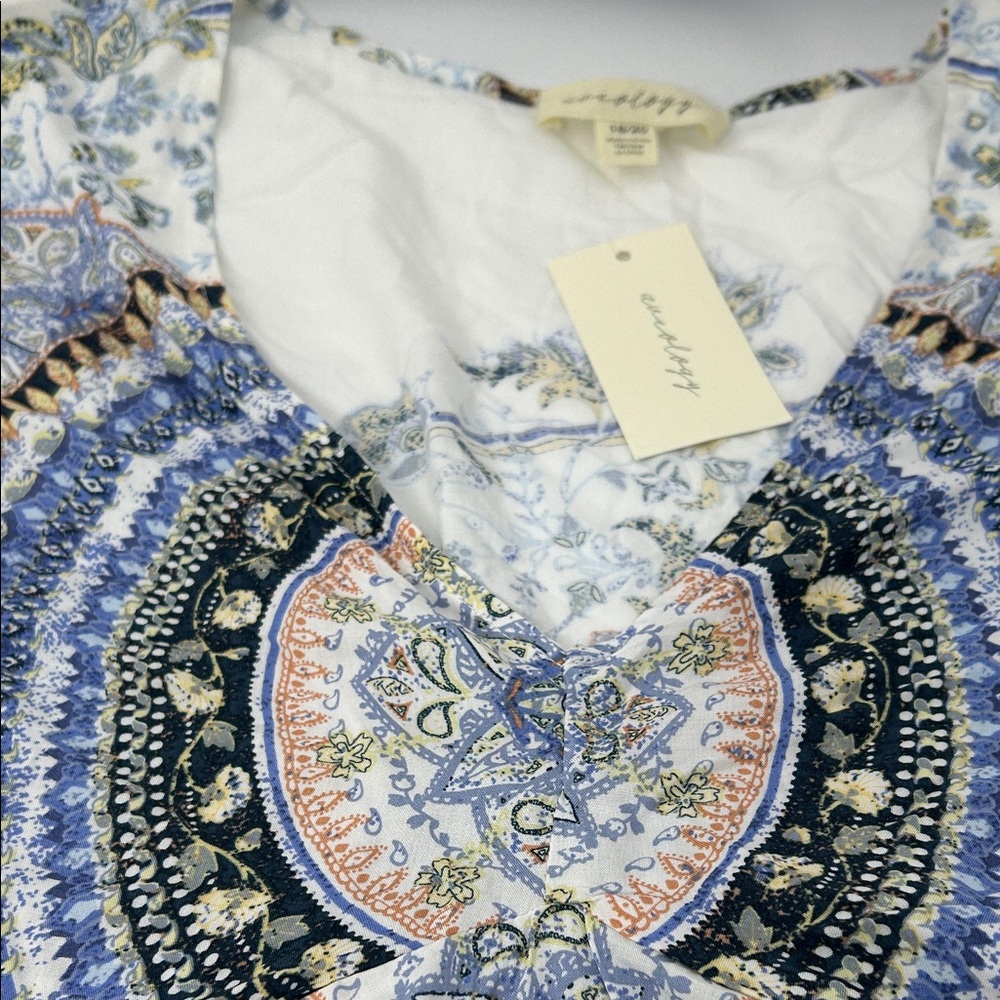 Elegant Blue and White Patterned Blouse - Picture 3 of 16